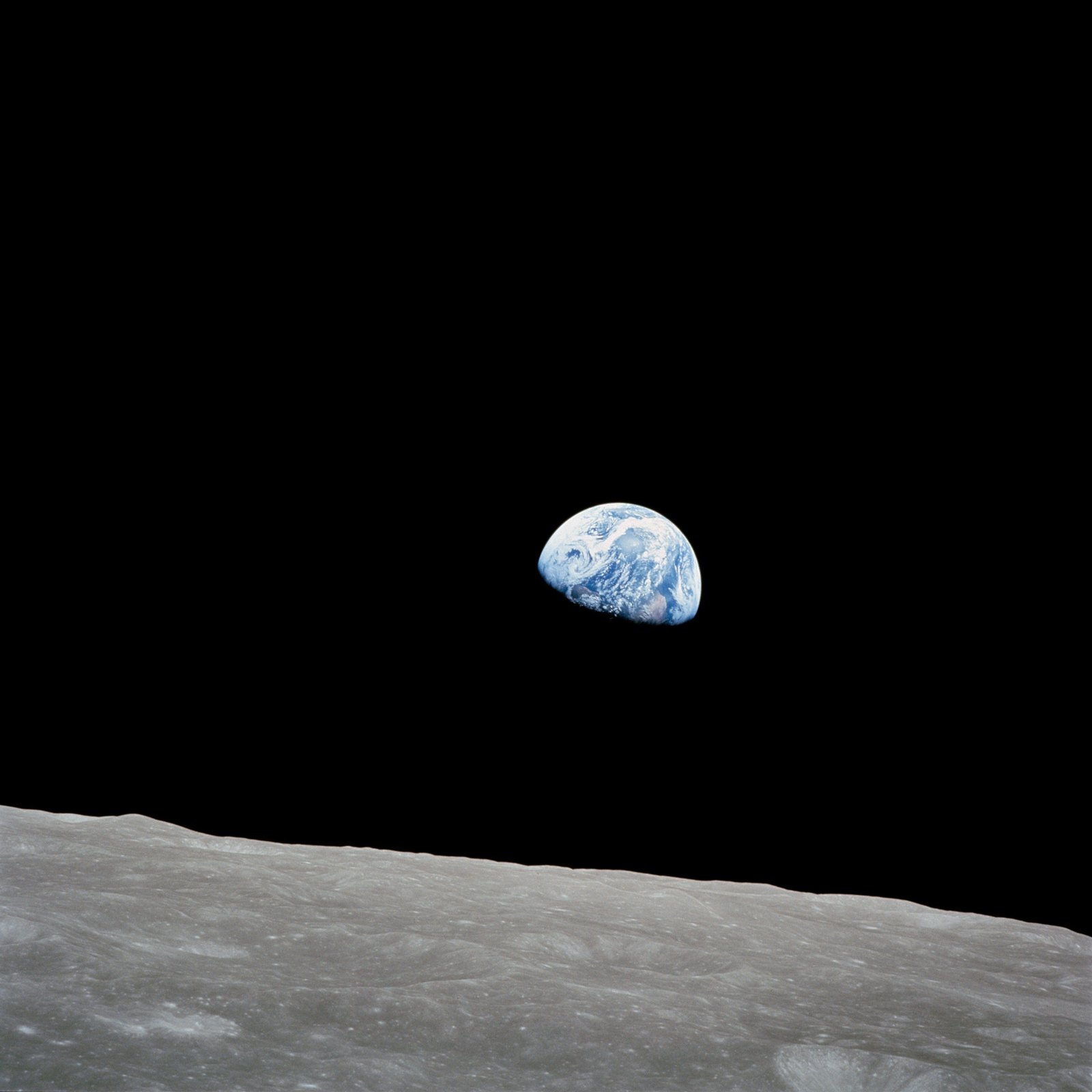 「地球の出」（1968年 アポロ8号・NASA）