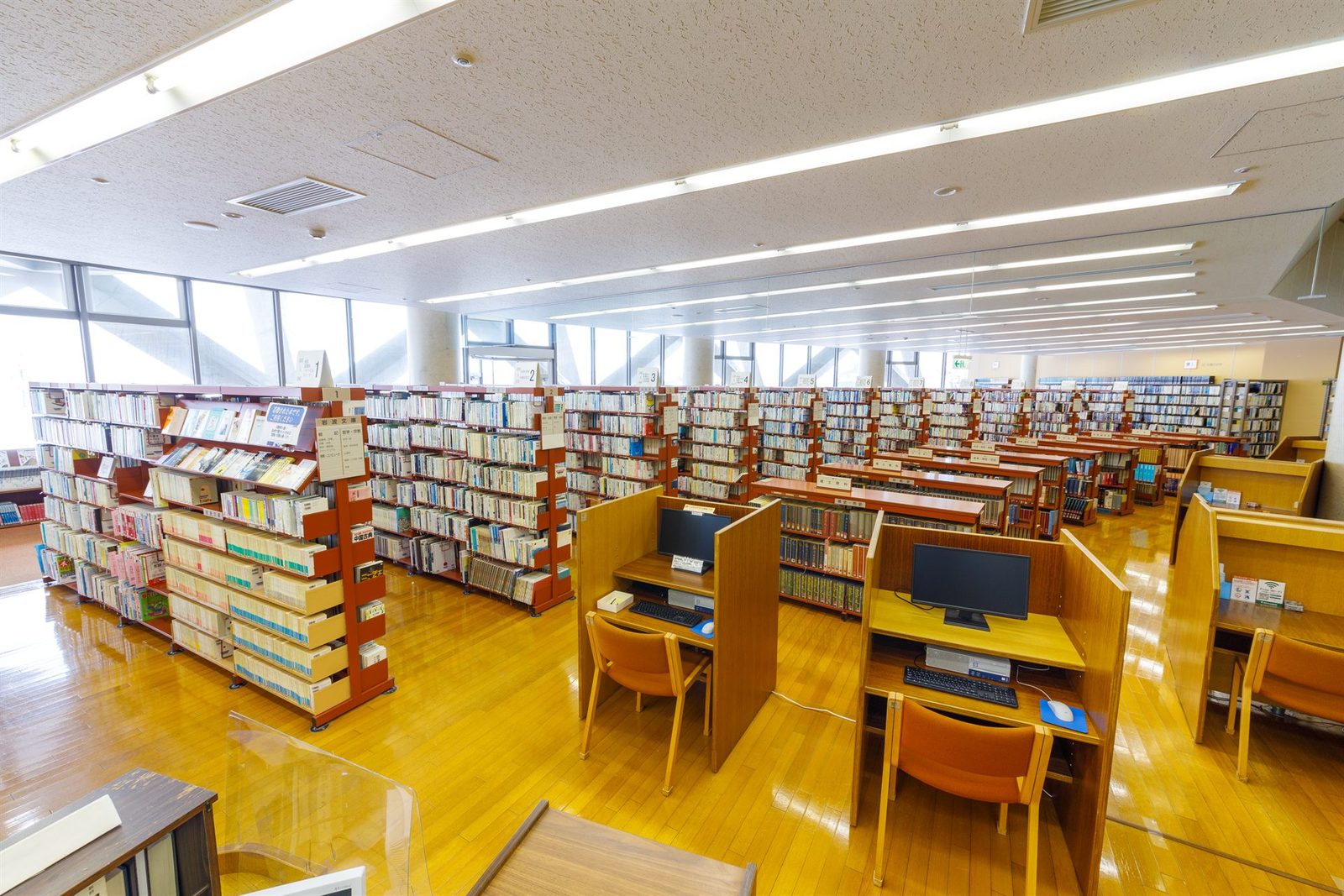 羽咋市立図書館の書架