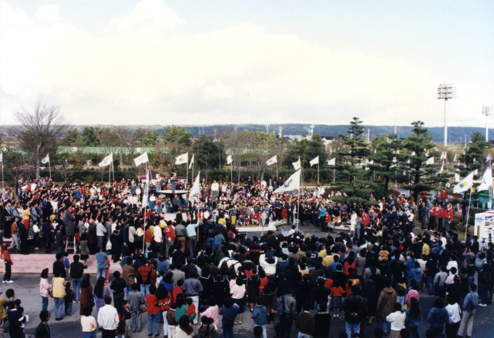 1990年 宇宙とUFO展に並んだサターンV型ロケットの大型模型